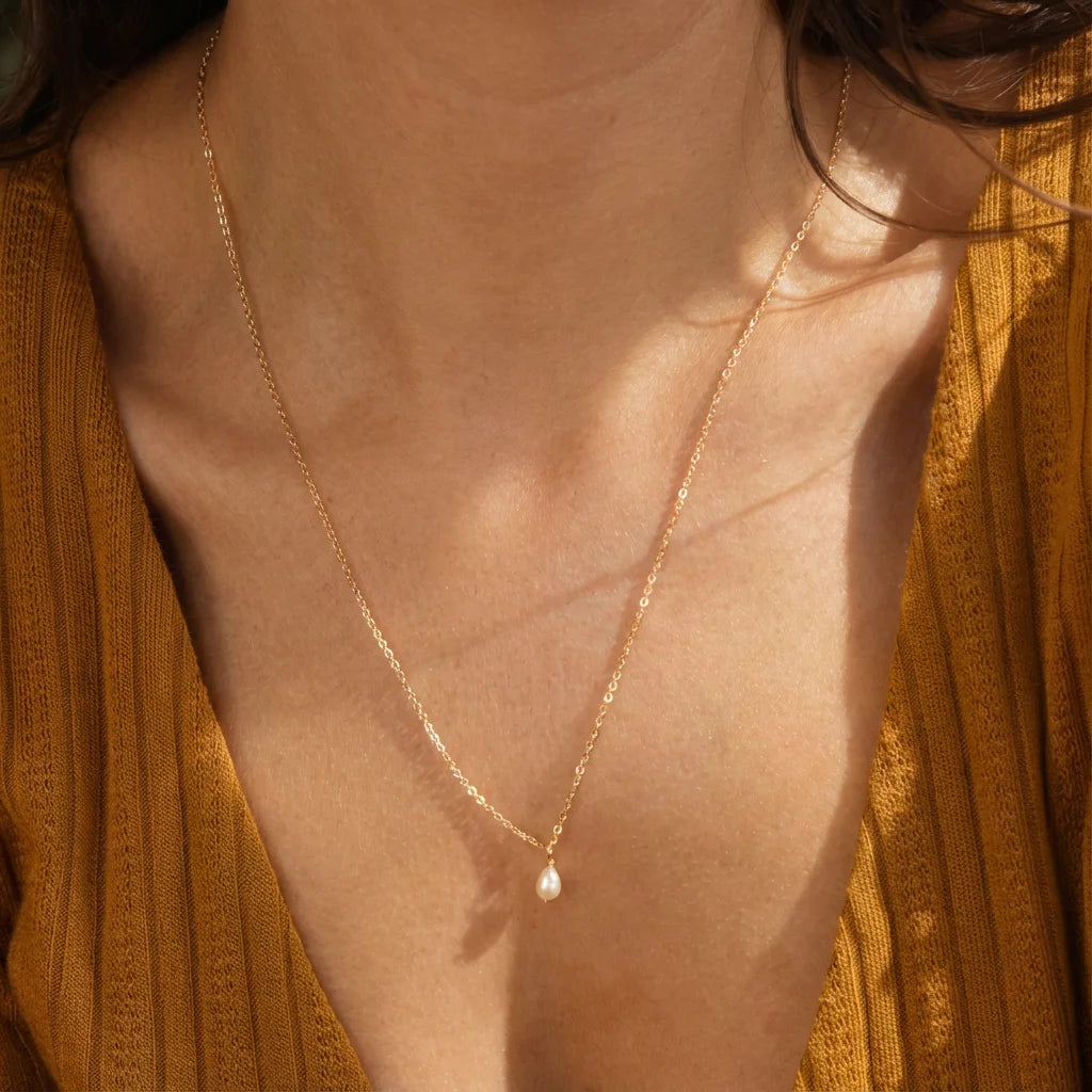 Collier perle avec chaîne dorée