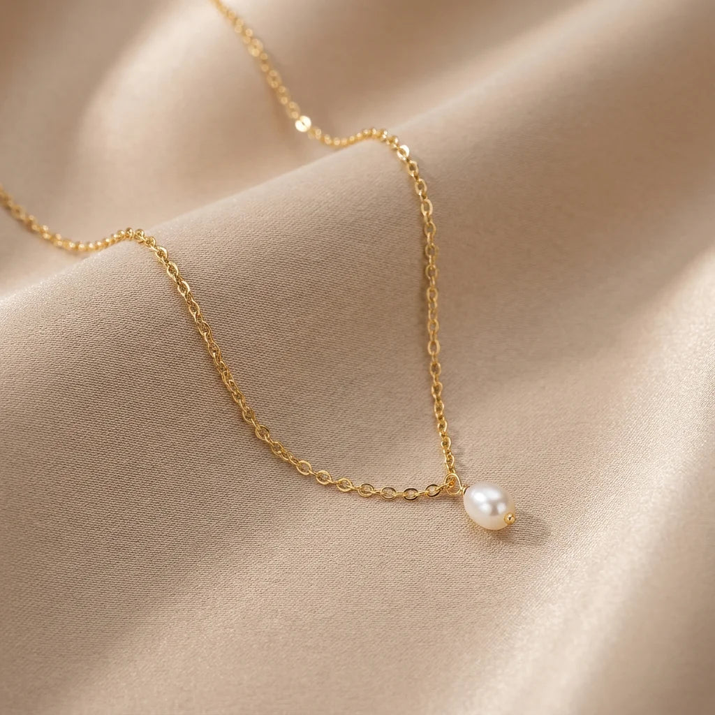 Collier perle avec chaîne dorée