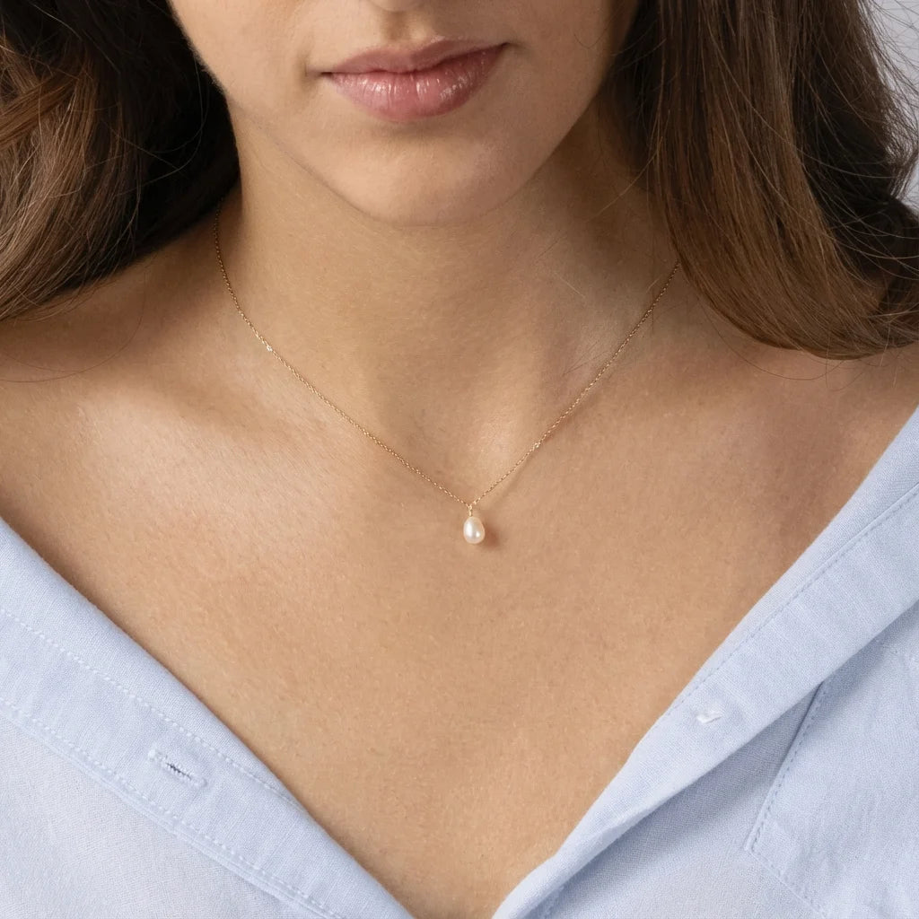 Collier perle avec chaîne dorée