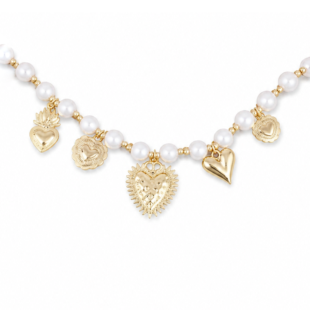Collier perles d'imitation avec breloques cœurs dorés