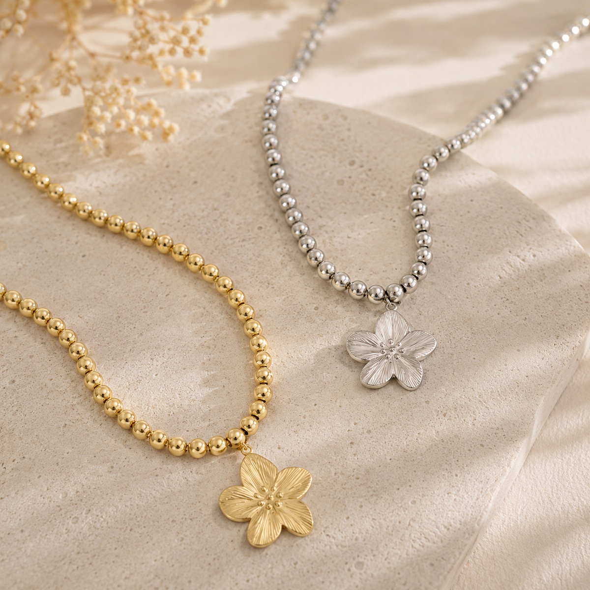 Collier chaîne boules et pendentif fleur
