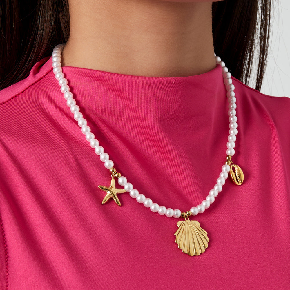 Collier perles d'imitation aspect nacré et breloques marines dorées