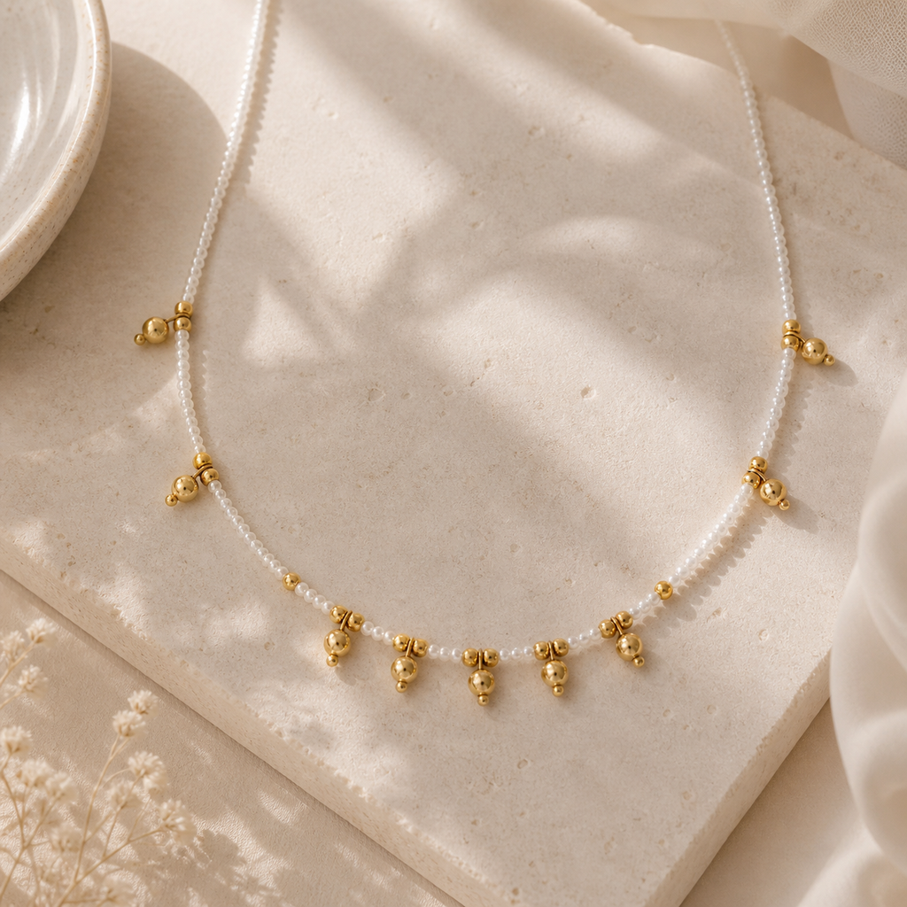 Collier perles d'imitation et pampilles dorées