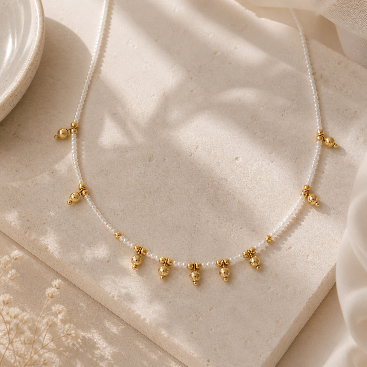 Collier perles d'imitation et pampilles dorées