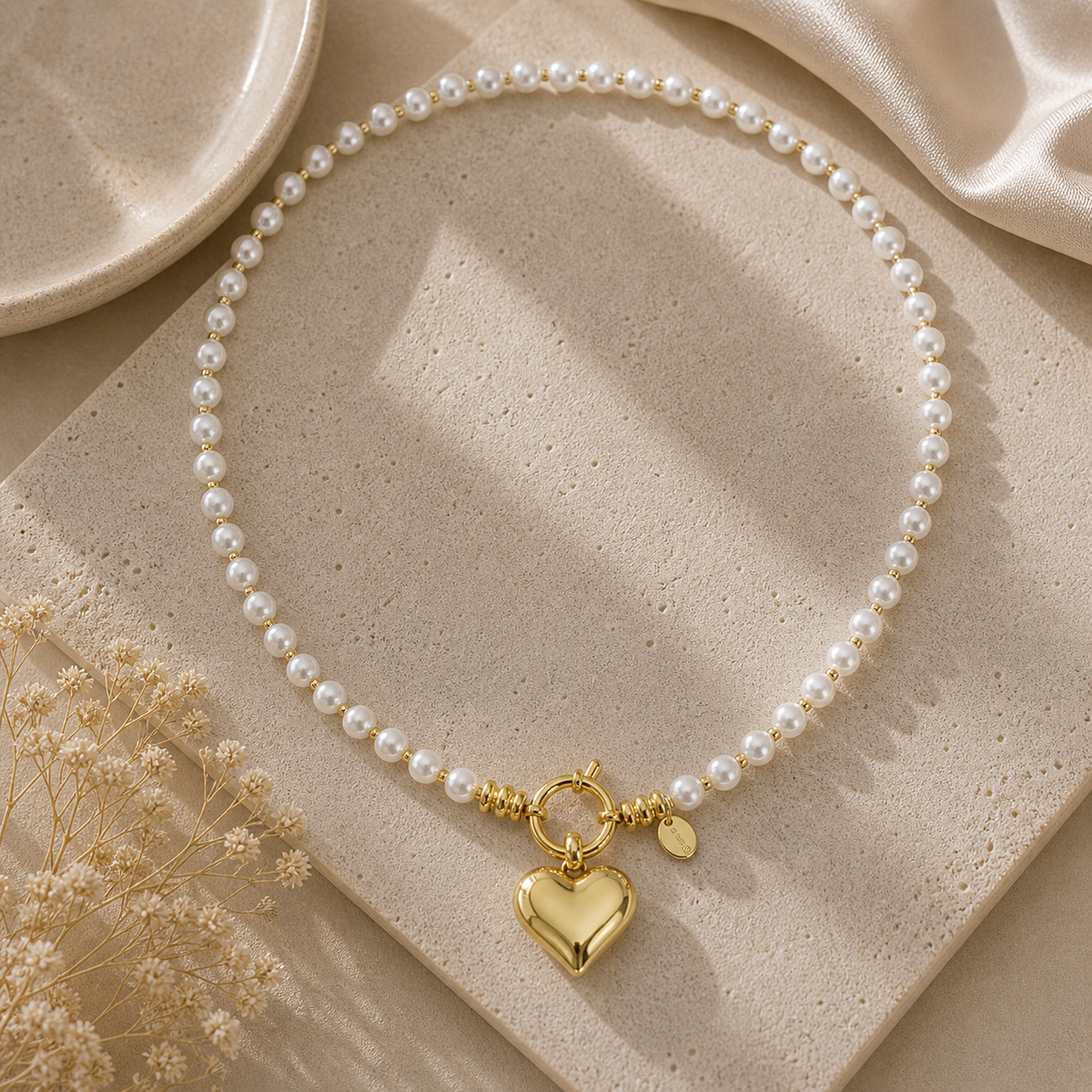 Collier perles d'imitation et pendentif cœur doré