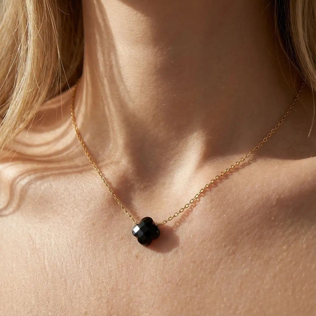 Collier ras de cou trèfle en pierre