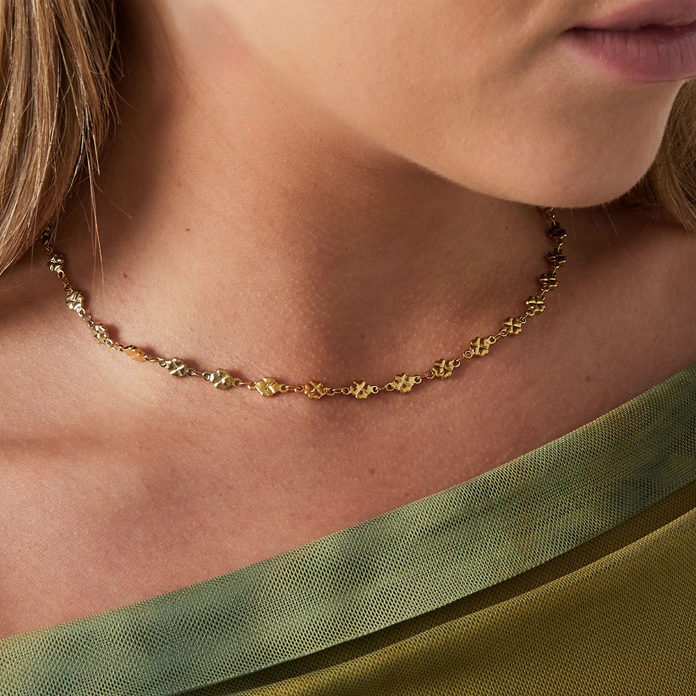 Collier ras de cou trèfles femme doré porté Image