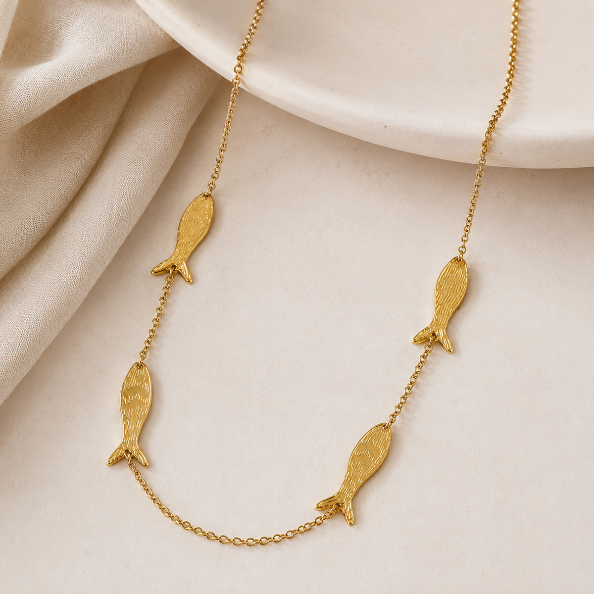 Collier sautoir poissons dorés texturés
