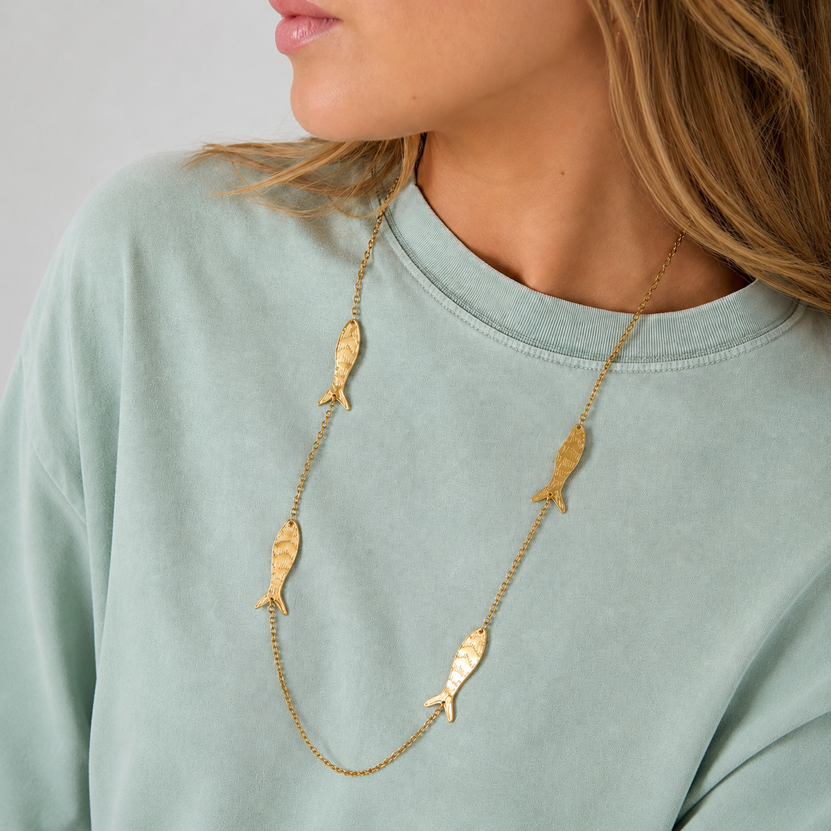 Collier sautoir poissons dorés texturés mer et océan
