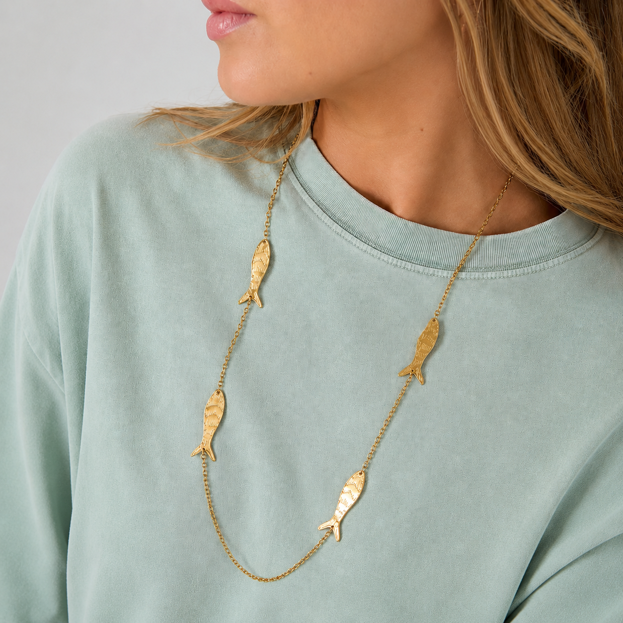 Collier sautoir poissons dorés texturés mer et océan Image