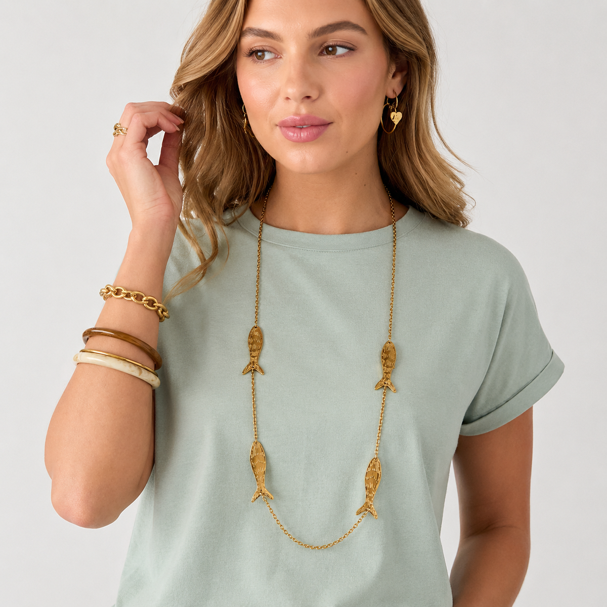 Collier sautoir poissons dorés texturés moderne