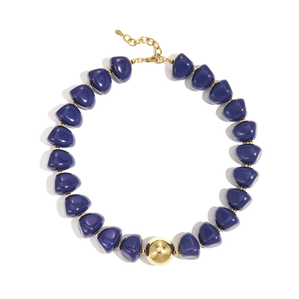Collier perles d'imitation acrylique et sphère dorée
