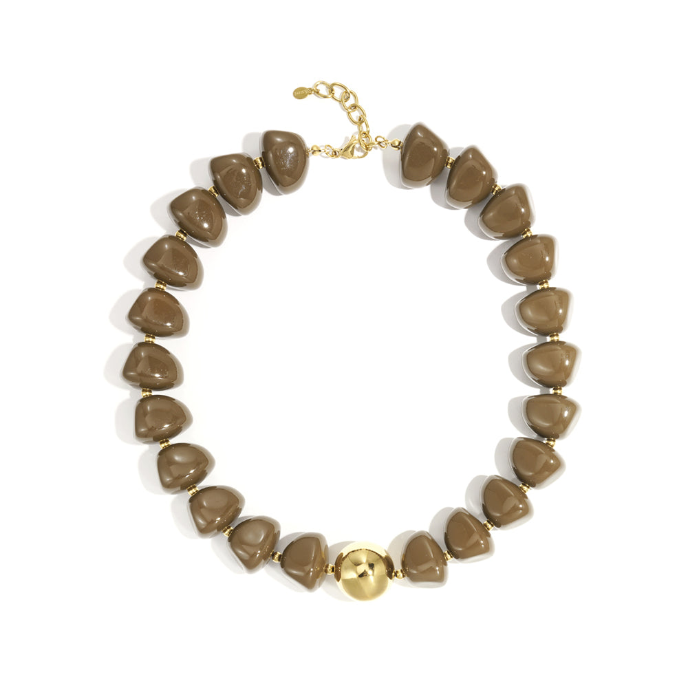 Collier perles d'imitation acrylique et sphère dorée