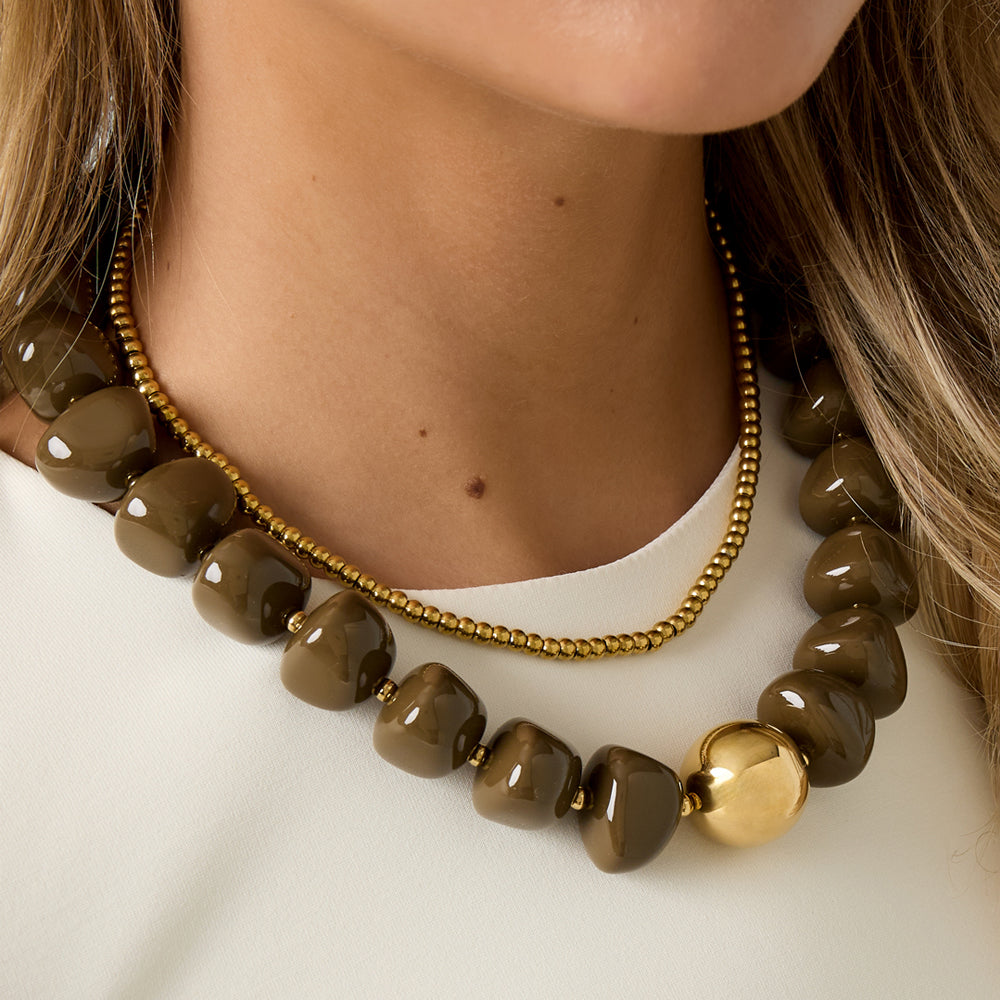 Collier perles d'imitation acrylique et sphère dorée