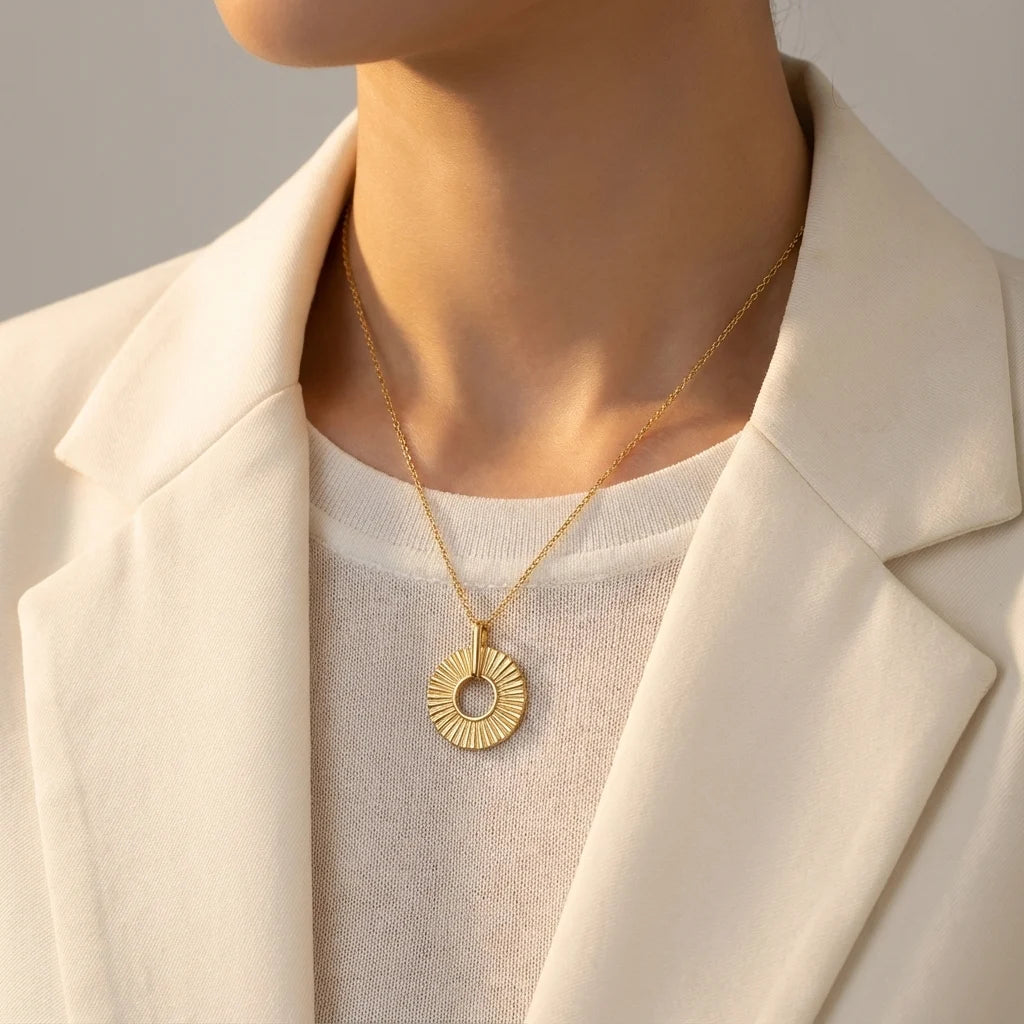Collier soleil minimaliste doré