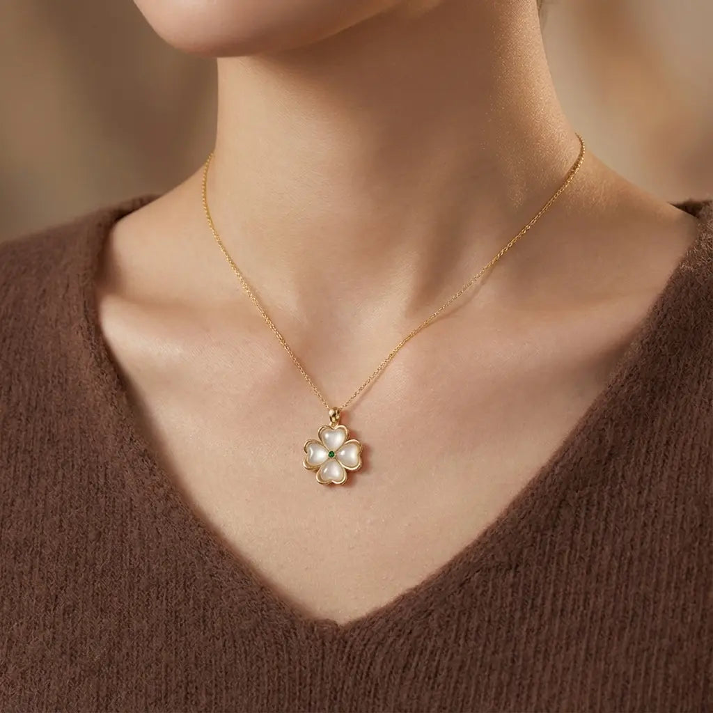 Collier trèfle blanc doré