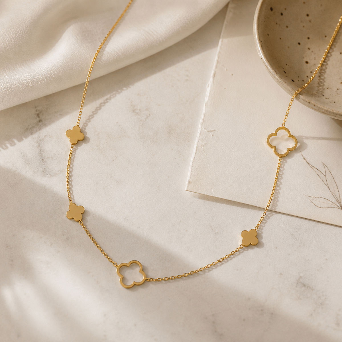 Collier trèfles ajourés chaîne dorée