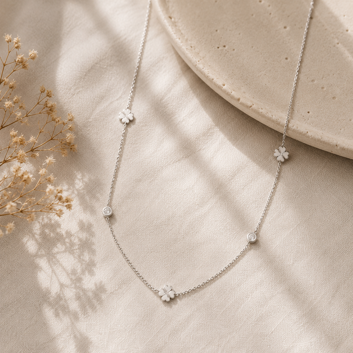 Collier trèfles et strass décoratifs