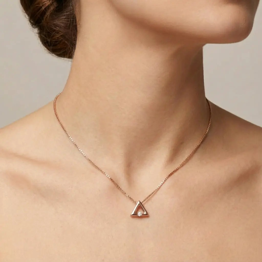 Collier triangle or rose