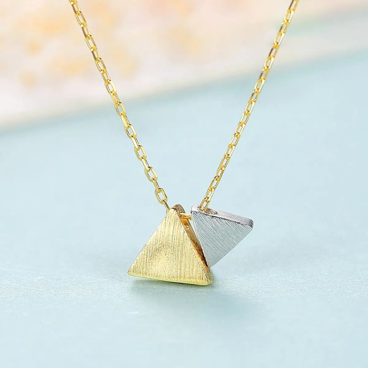 Pendentif triangle doré