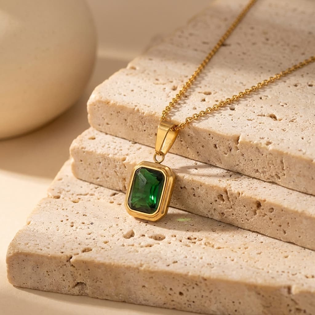 Collier pendentif pierre verte doré