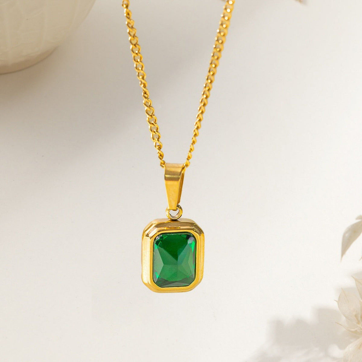 Collier pendentif pierre verte doré