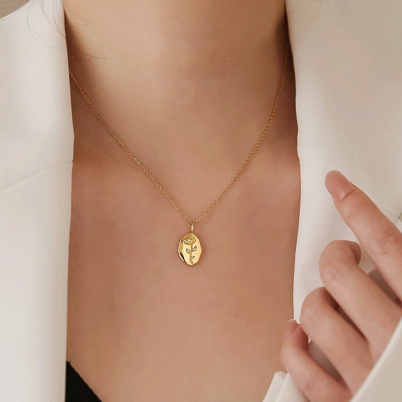 Collier pendentif fleur dorée