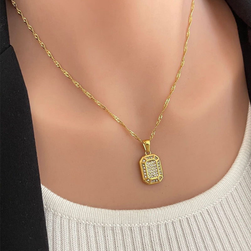 Collier rectangle doré avec pierres