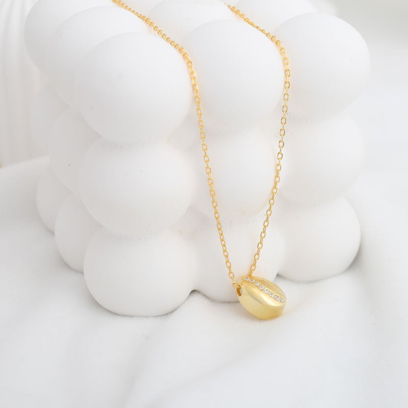 Collier doré en forme de grain de café