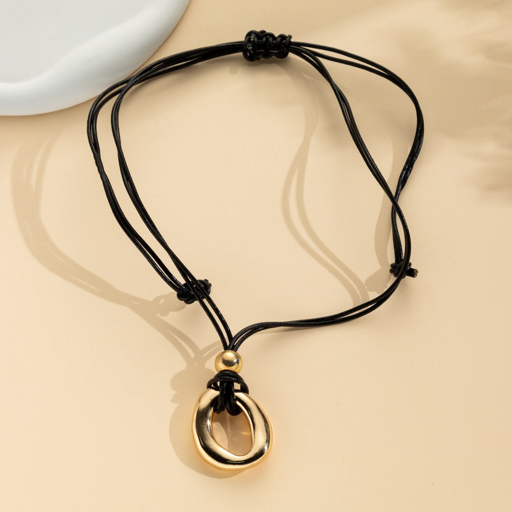 Collier moderne avec nœud coulissant
