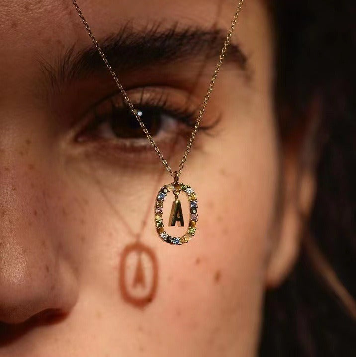 Collier initiale avec pierres vintage