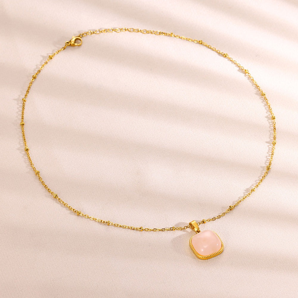 Collier doré avec pierre rose