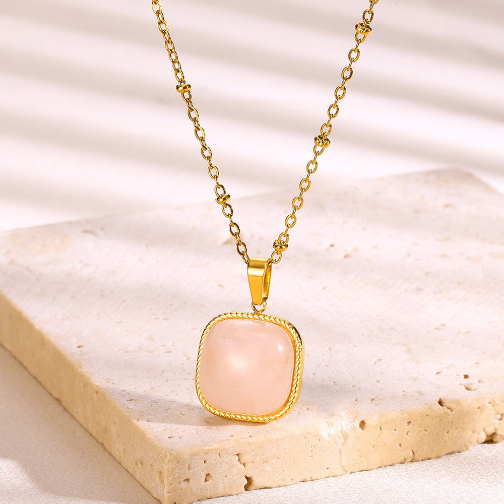 Collier doré avec pierre rose