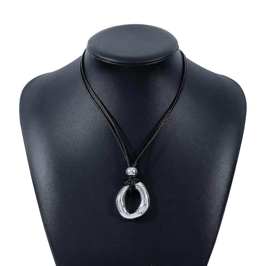 Collier moderne avec nœud coulissant