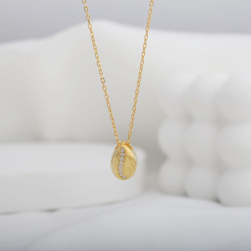 Collier doré en forme de grain de café