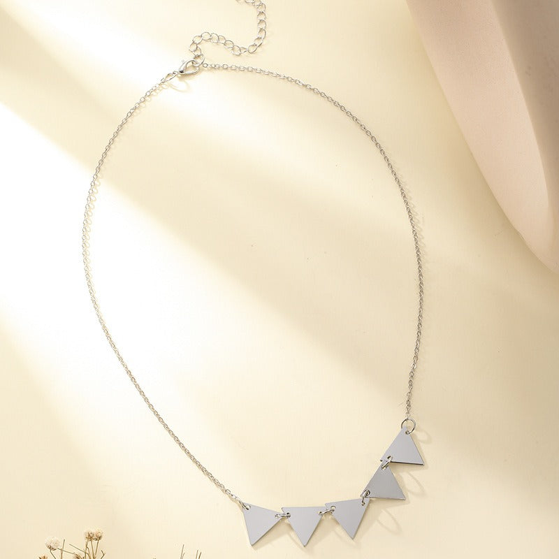 Collier avec pendentif triangle