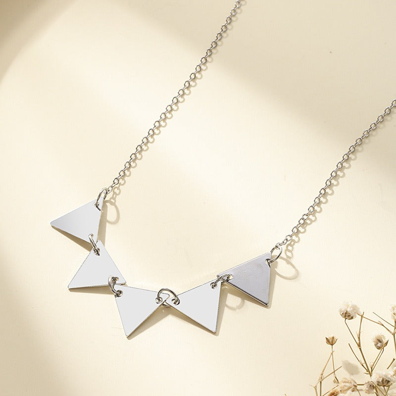 Collier avec pendentif triangle