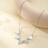 Collier avec pendentif triangle