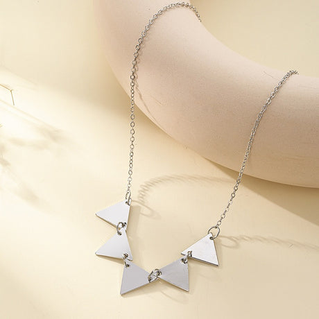 Collier avec pendentif triangle