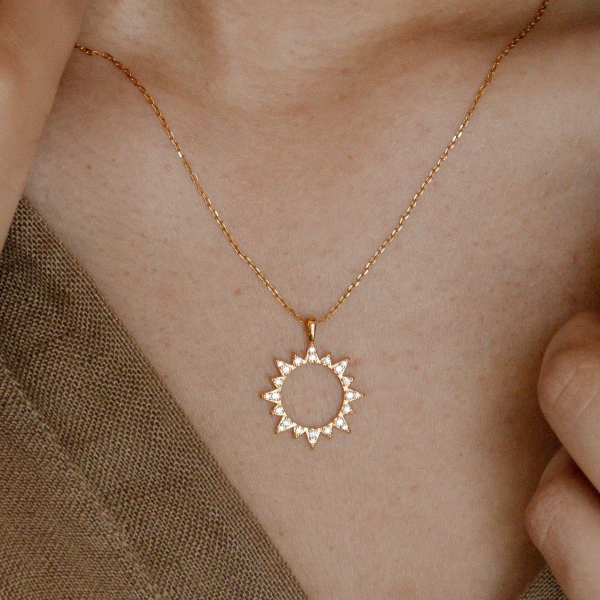 Collier soleil ras du cou