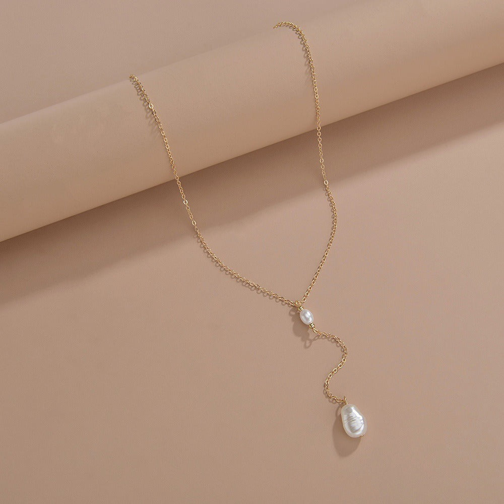 Collier perles et chaîne pendante