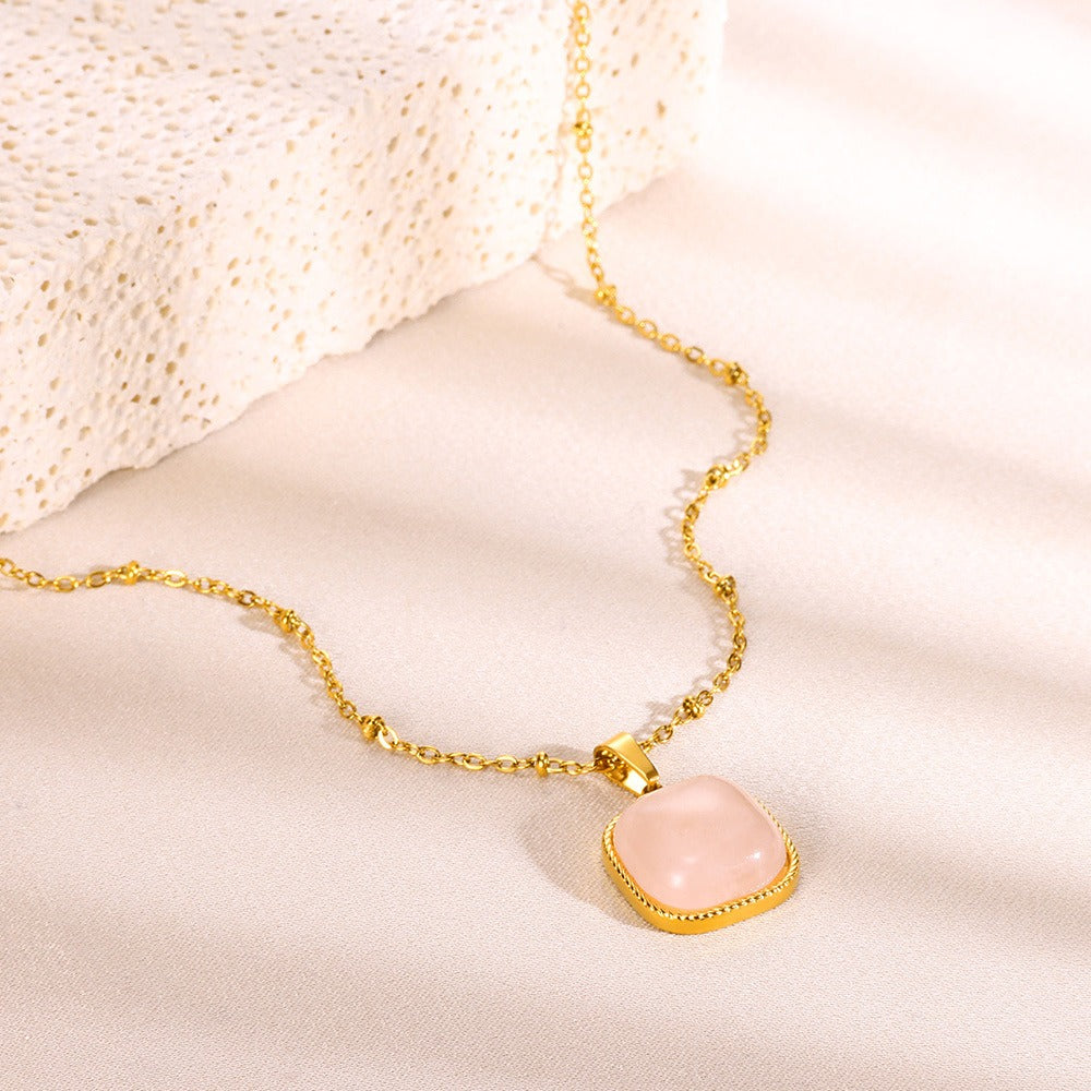 Collier doré avec pierre rose