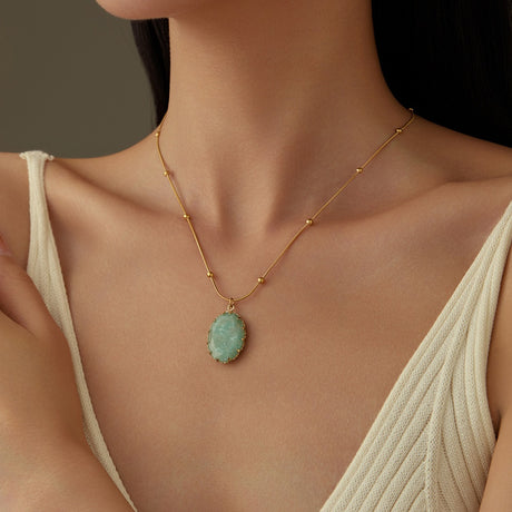 Collier minimaliste doré avec pierre bleue turquoise