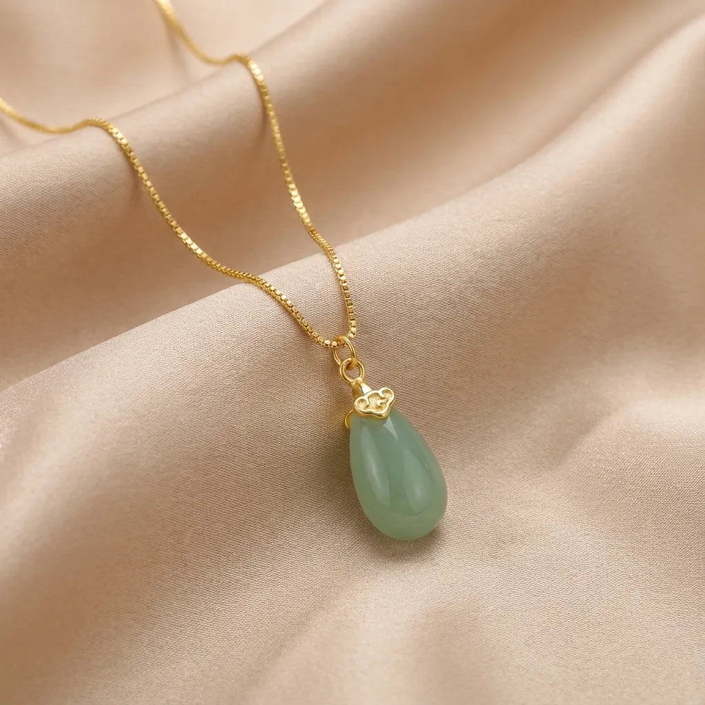 Collier en jade vert naturel certifié GIA, 18 carats - En vente sur coll Collier en jade vert naturel certifié GIA, 18 carats - En vente sur coll