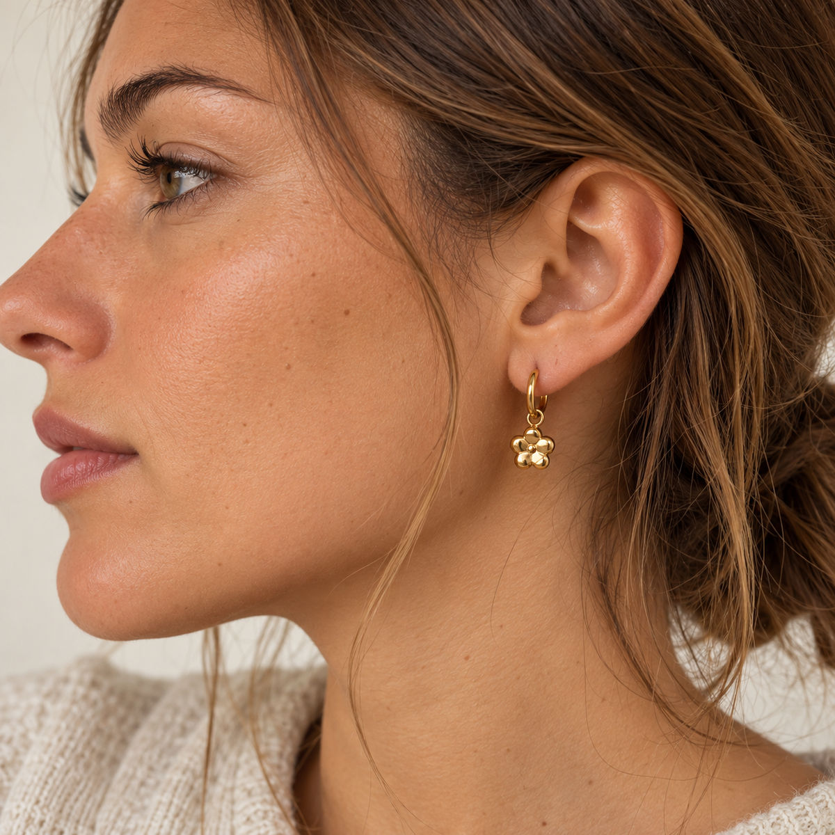 Boucles d’oreilles créoles à breloque fleur bombée