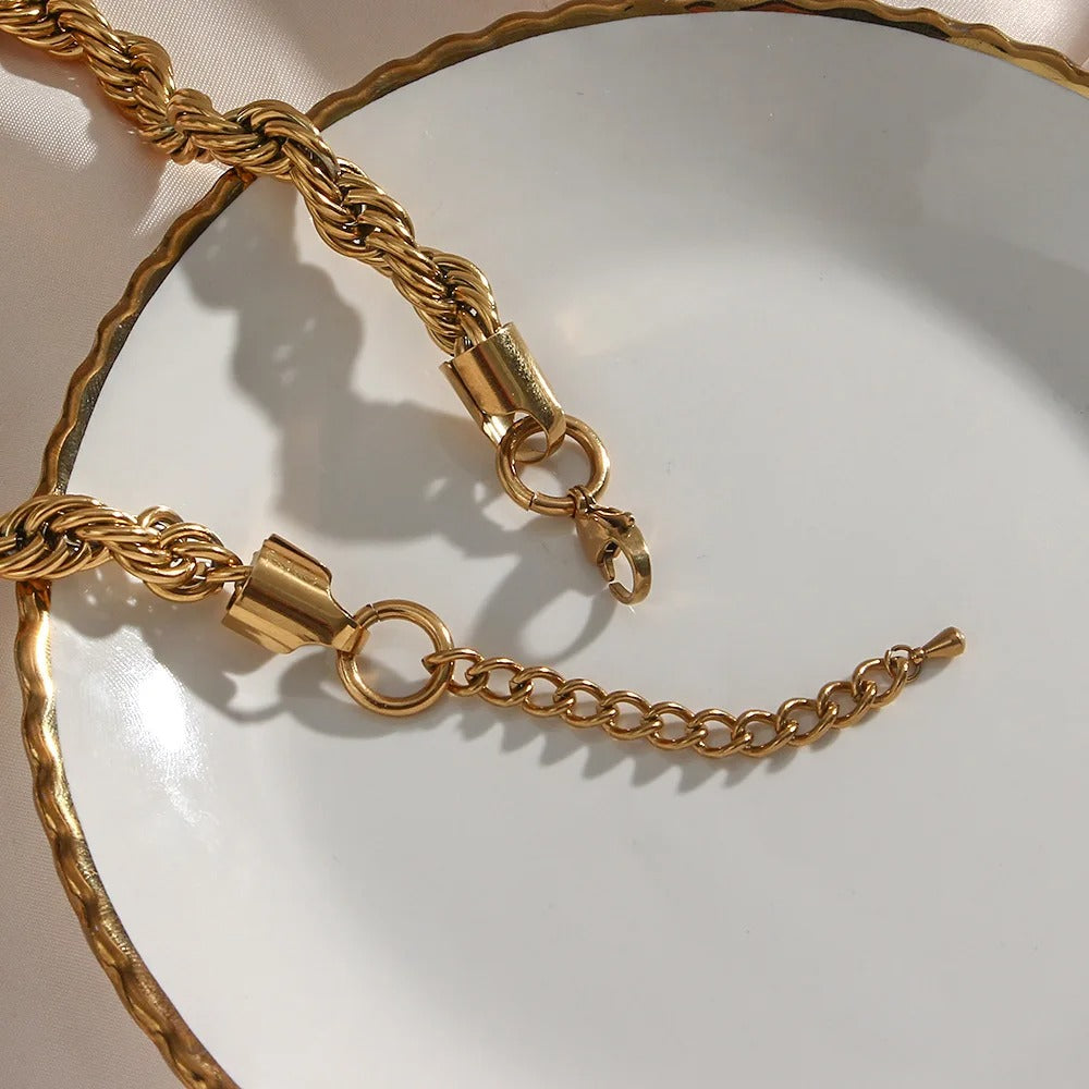 Collier chaîne maille torsadée doré
