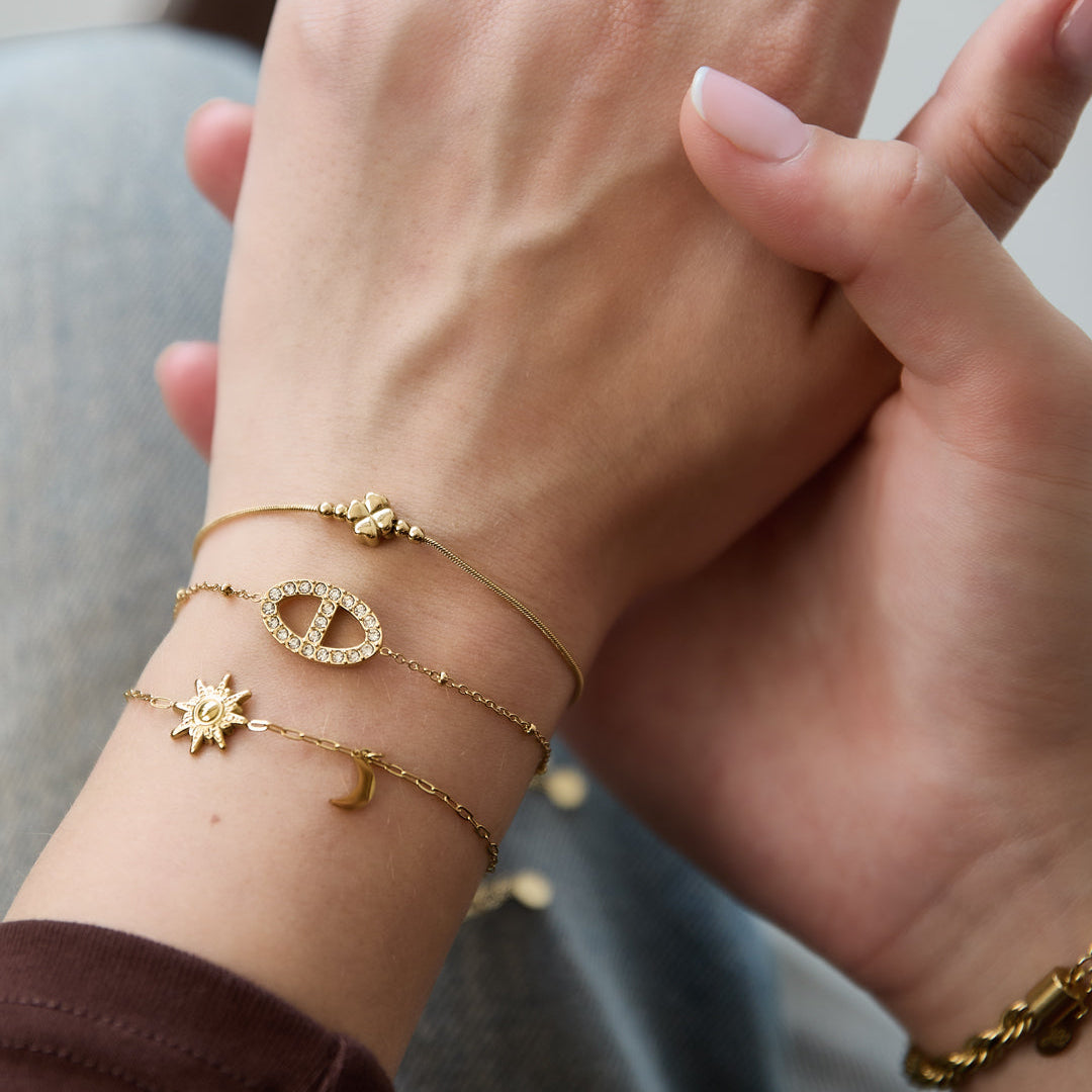 Bracelet orné de pierres ovales