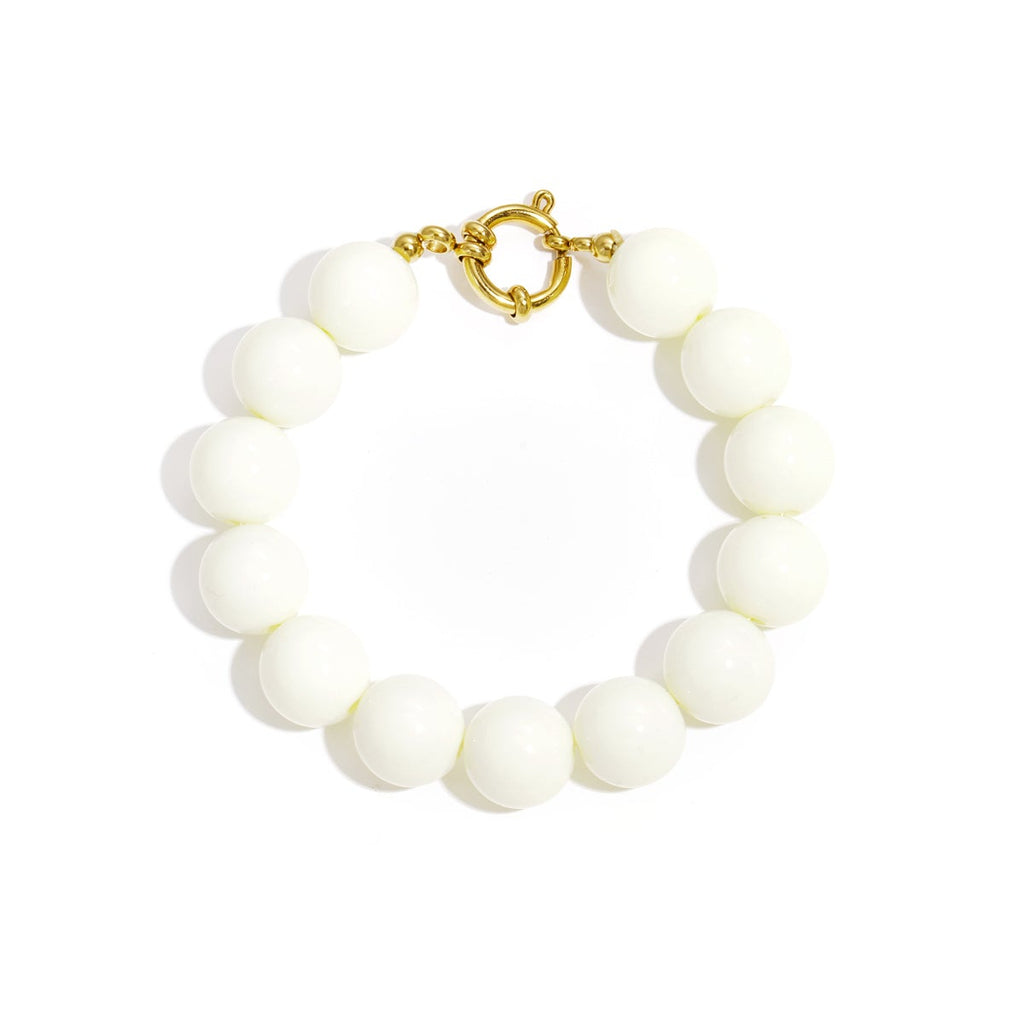 Bracelet à grosses perles et fermoir sur le devant