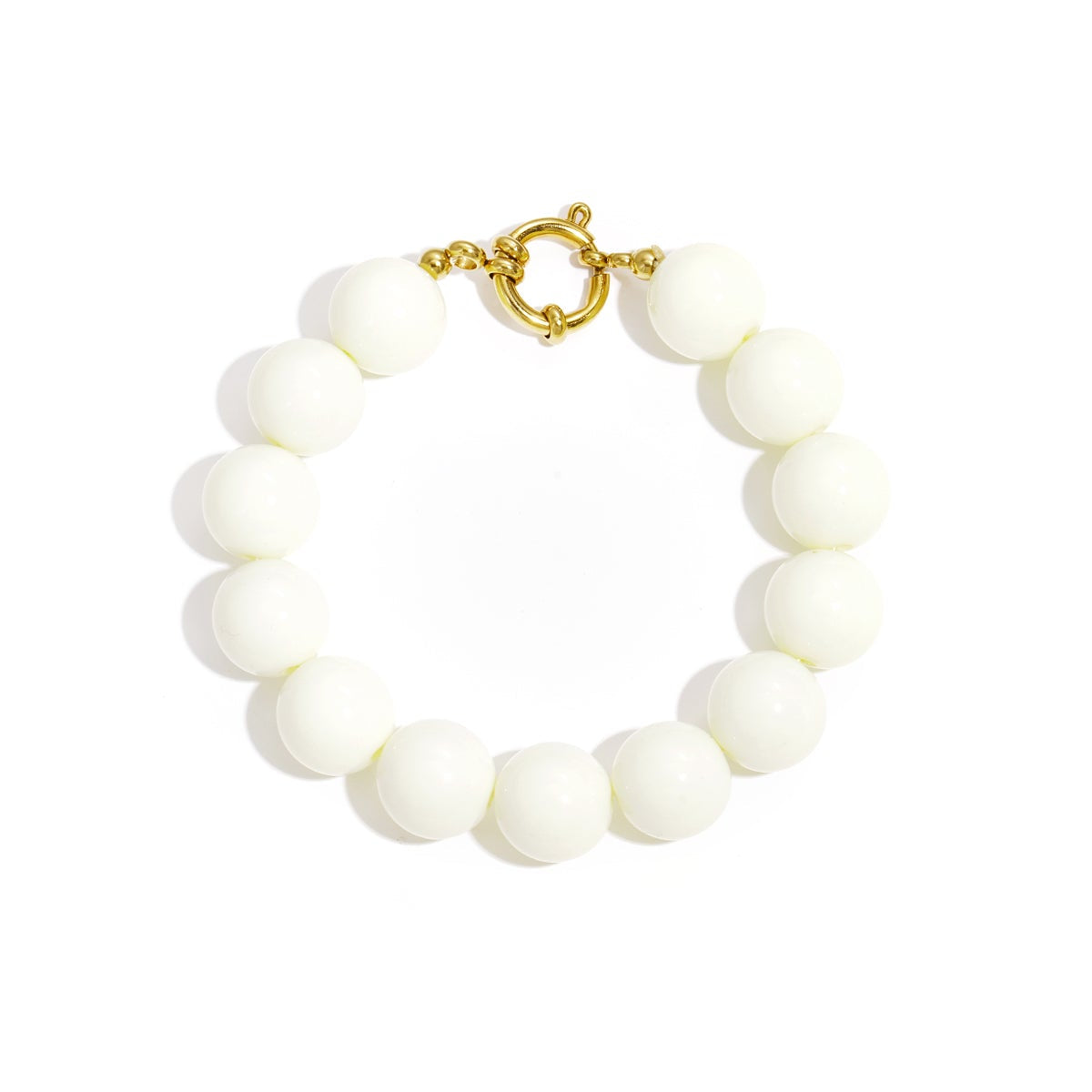 Bracelet à grosses perles et fermoir sur le devant