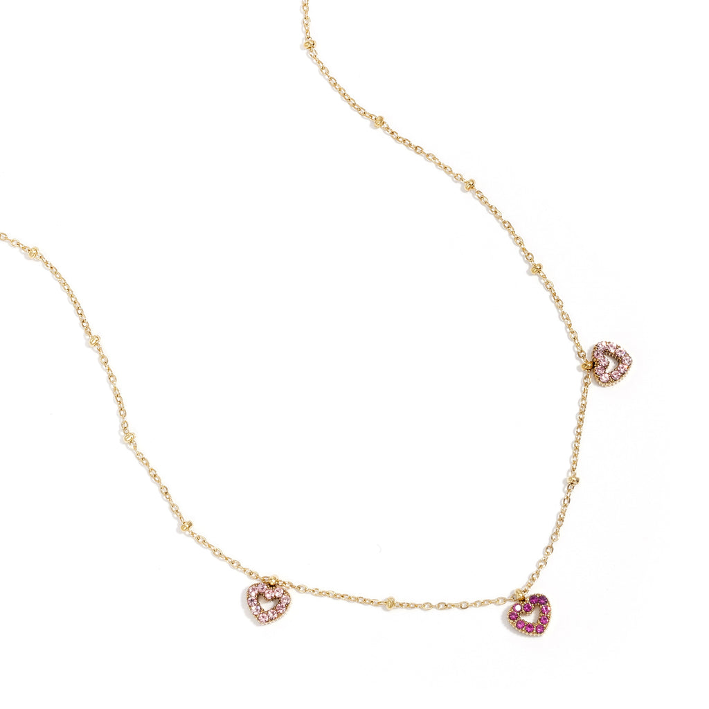 Collier avec des pierres roses en forme de cœur